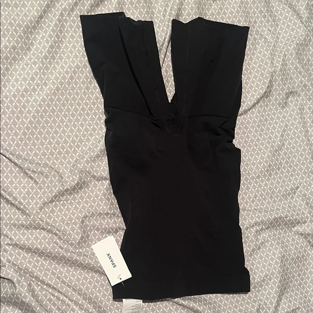 SPANX supersmooth Essential Mid-Thigh Short